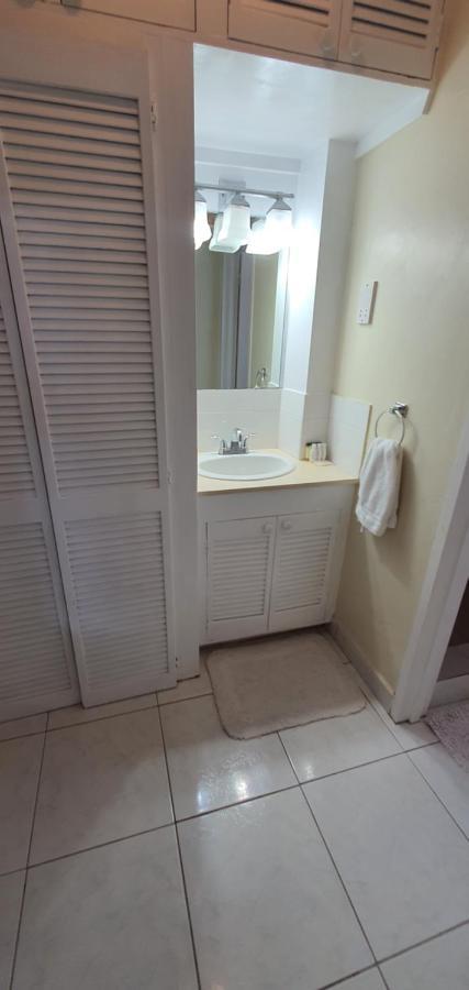 Hastings Towers 4D - Studio Apt Opp Beach Bridgetown Esterno foto